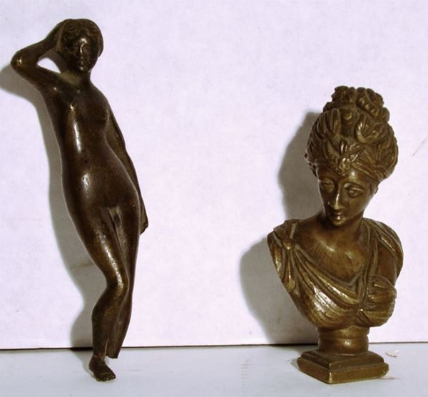 Piccola scultura in bronzo a patina chiara modellata a busto di gentildonna su base quadrata, alt. cm 8, ed altra piccola scultura in bronzo a patina scura modellata a nudo femminile, alt. cm 10,5, danni (2)