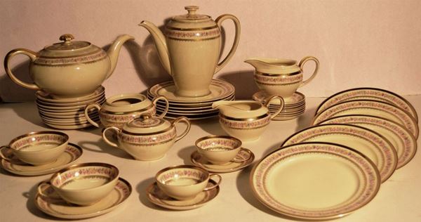 Servito da the e caffÃ¨, manifattura Rosenthal, sec. XX,  in porcellana color crema e oro con decoro a fiori in policromia. Composto di teiera, caffettiera, cremiera, lattiera, due zuccheriere, dodici piatti da dolce, sette tazzine da caffÃ¨ con dieci piattini, dodici tazze da the con dodici piattini (59)