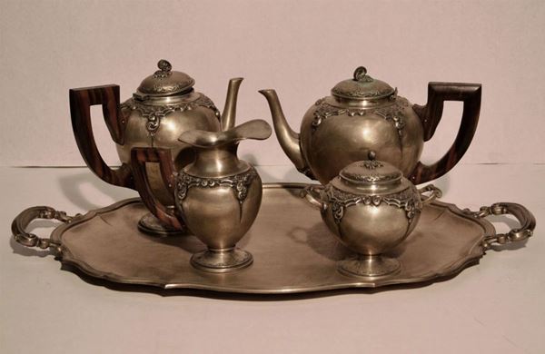 Servito da the e caffÃ¨, sec. XX,  in argento,  composto di teiera, caffettiera, lattiera zuccheriera e vassoio sagomato con manici a volute, g 3.830 lordi (5)