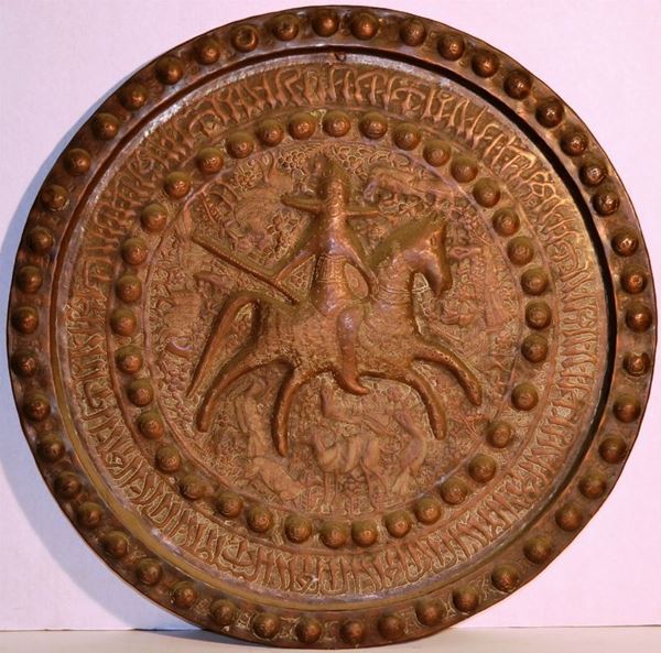 Piatto, Spagna, in bronzo inciso e sbalzato con figura di cavaliere , diam. cm 58