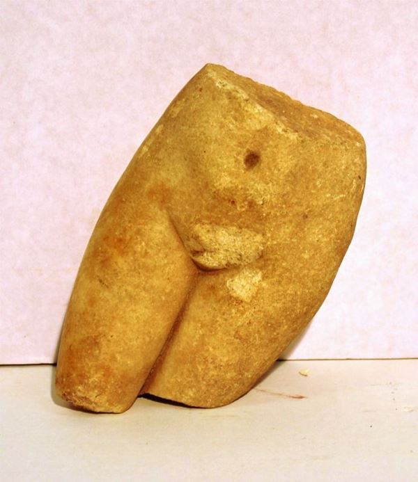 Frammento di scultura in marmo, alt. cm 13