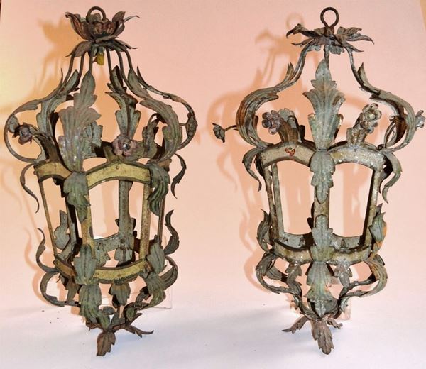 Coppia di lanterne in ferro laccato                          (2)