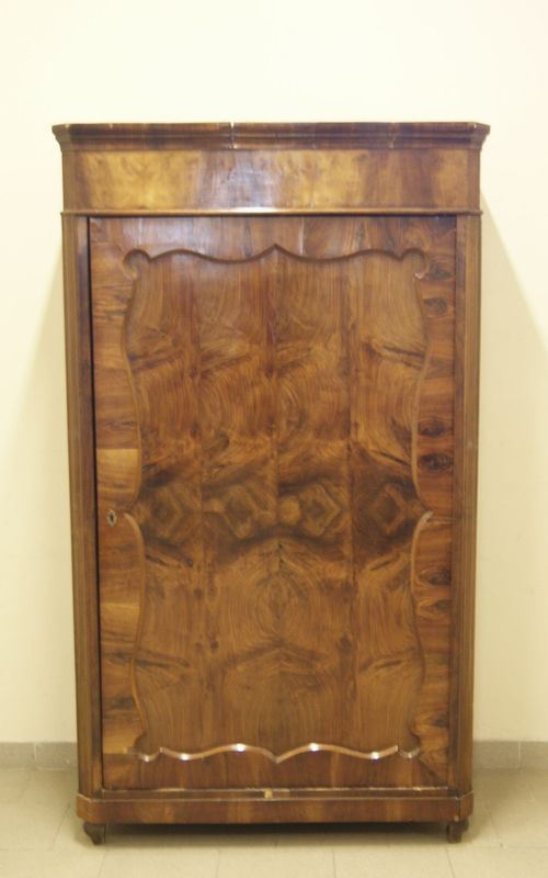 Armadio, Biedermeier, sec. XIX, in noce, ad uno sportello sformellato, cm 109x52x187