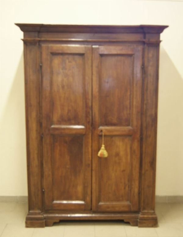 Armadio, Toscana, sec. XVIII, in noce, a due sportelli,  piedi a mensola, cm 140x55x197, restauri