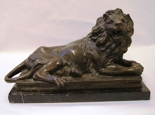 Scultura, sec. XX, LEONE, in bronzo, su base in marmo nero, cm 57x25x35, firmato