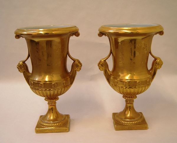 Coppia di vasi medicinali, sec. XIX, in porcellana dorata, manici a figure femminili, alt. cm 35 (2)