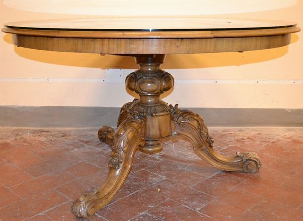 Tavolo, fine sec. XIX, in noce, piano circolare intarsiato a volute floreali, fusto a balaustro su tre gambe a volute, alt. cm 73, diam. cm 127