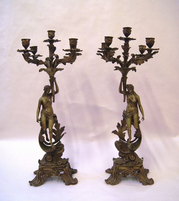 Coppia di candelieri, Italia centrale, sec. XIX, in bronzo, a cinque bracci sorretti da figure femminili, decorazioni a motivi di conchiglie e volute, alt. cm 57(2)