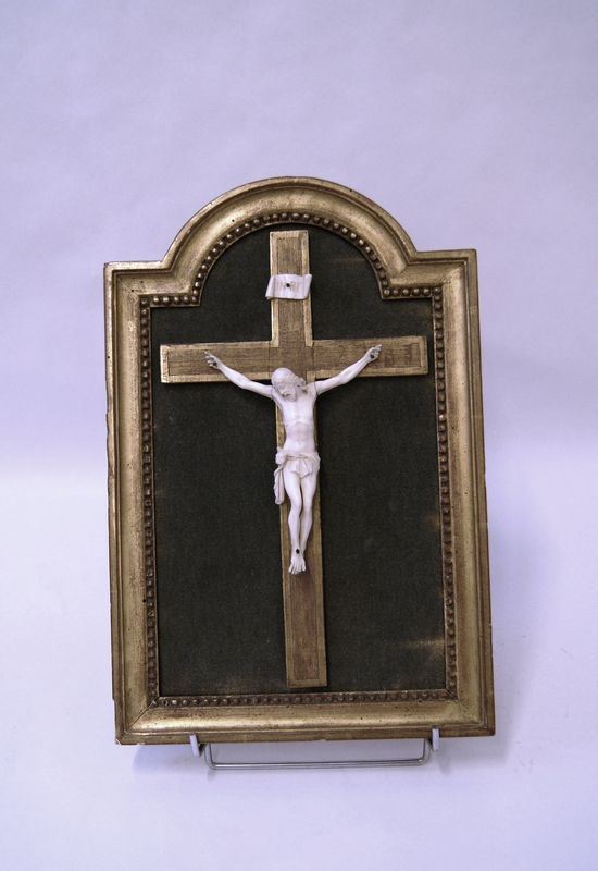 Crocefisso, sec. XIX, in avorio, entro cornice di cm 40x26