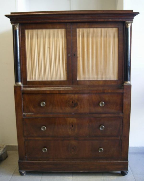 SecrÃ¨taire, Toscana, sec. XIX, in noce, con tre cassetti, due sportelli con tendine, internamente vano a giorno, colonne laterali ebanizzate, cm 107x46x156