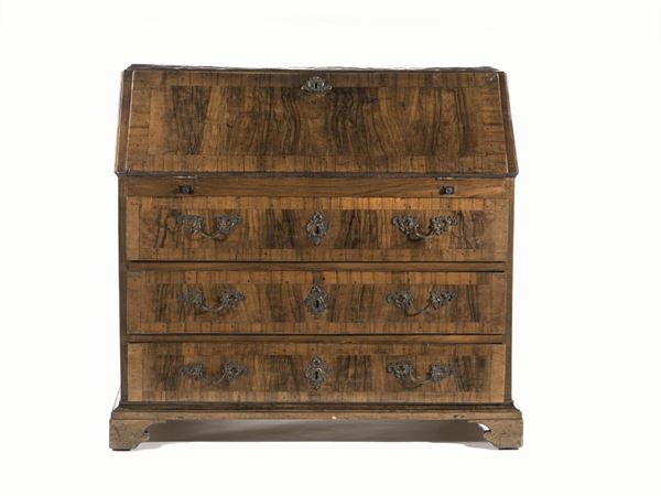 Cassettone scrivania, Toscana, fine sec. XVIII, in radica di noce a patina scura, sportello a ribalta, scarabattolo interno con cassetti e vani a giorno, fronte a tre cassetti, base modanata piedi a mensola, cm 115x57x107, piccoli restauri