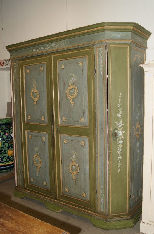 Armadio, Toscana, sec. XVII, in legno scantonato laccato e dipinto a fiori, a due ante e due sportelli laterali, con all'interno ripiani, laccatura d'epoca posteriore, cm 205x72x230