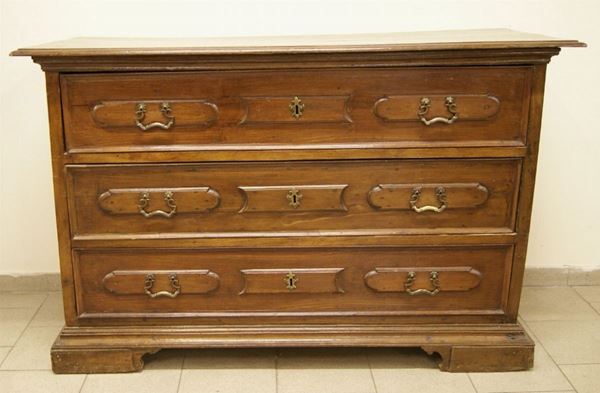 Cassettone, Italia centrale, sec. XVIII, in noce, a tre cassetti, piedi a mensola, cm 161x63x103