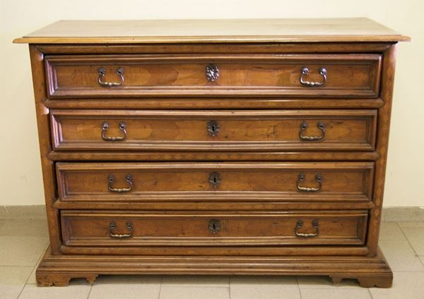 Cassettone, Emilia, sec. XVII, in noce intarsiato a quattro cassetti, cm 152x63x107