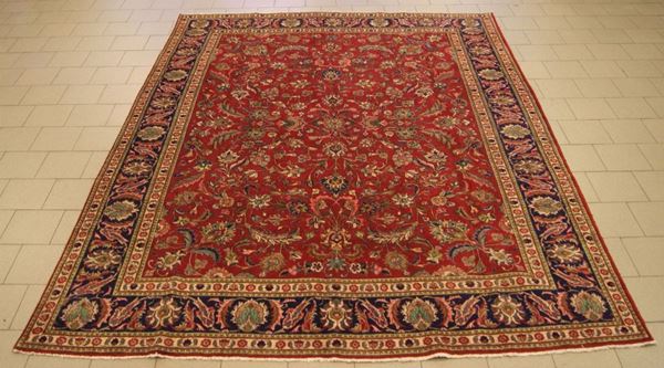 Tappeto persiano tabriz afshan, di vecchia manifattura, fondo rosso a motivo floreale multicolore, bordura blu e beige, cm 395x295