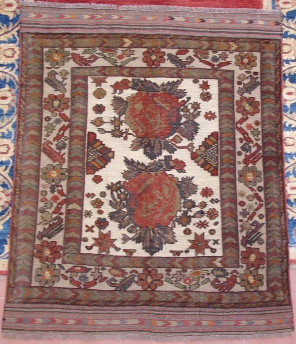 Tappeto sumak del 1930, con colori vegetali e naturali a rilievo, fondo beige, campo con due grandi rose multicolore, bordura a motivo vegetale con rilievo, cm 170x140