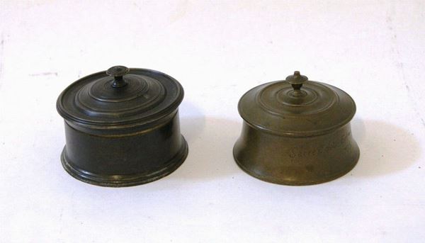 Due contenitori, sec. XVIII, in bronzo, alt. cm 7, con coperchio(2)