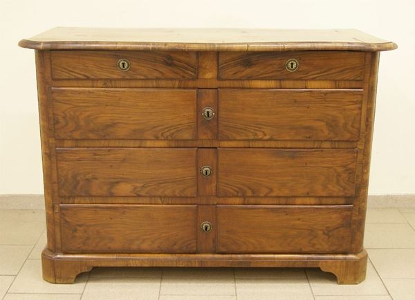 Cassettone, Toscana, sec. XVIII, in noce a tre cassetti grandi e due piccoli, piano sagomato, piedi a mensola  cm 141x66x98  - Asta Arredi, oggetti d'arte, dipinti e gioielli - Poggio Bracciolini Casa d'Aste