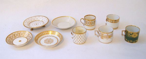 Cinque tazzine, fine sec. XVIII, manifattura Doccia, porcellana bianco-oro, e quattro piattini di cui uno ad alzata, alt. tazzine cm 6, rotture e mancanze(5)