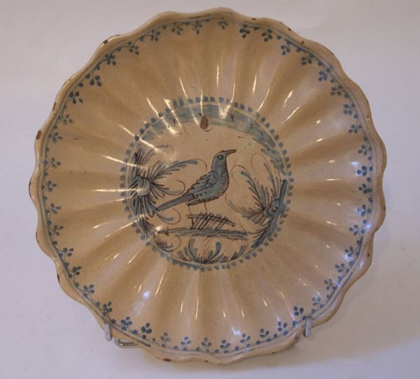 Alzata, sec. XVIII, in maiolica, decorata con volatile, diam. cm 30