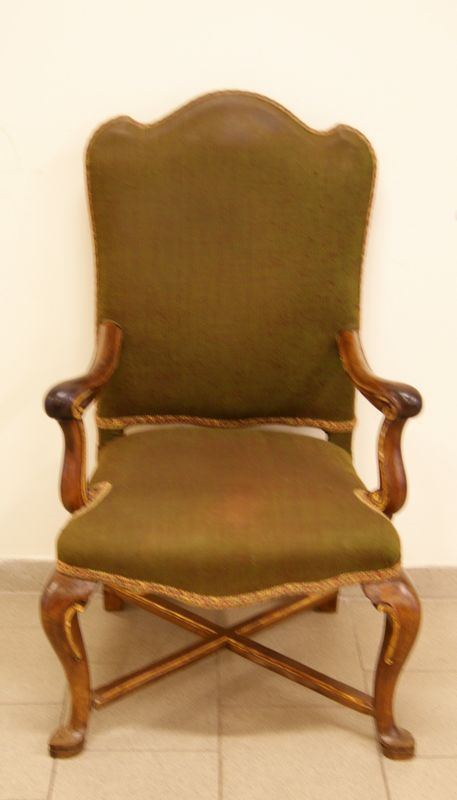 Poltrona, Emilia, sec. XVIII, in noce, con braccioli e gambe sagomate, imbottita a ricoperta in stoffa verde, cm 66x54x112