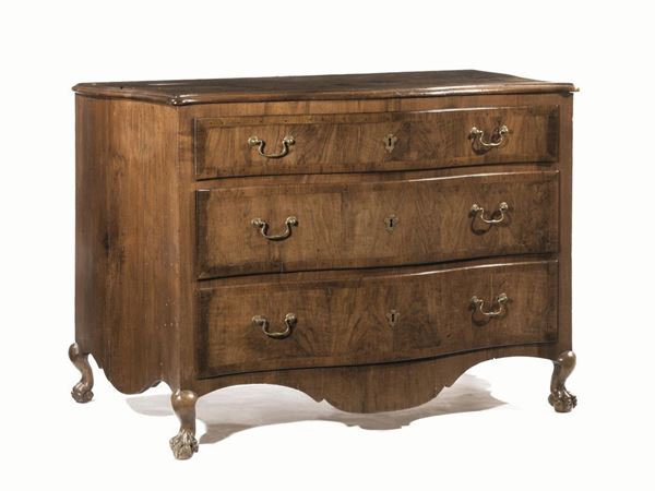 Cassettone, Italia meridionale, metÃ  sec. XVIII, in noce e radica, piano sagomato con becco di civetta, fronte mosso a tre cassetti, pendaglina sagomata frontale e laterale, gambe sinuose su piedi scolpiti ad artiglio ferino su palla, cm 132x84x102. Sul fondo antica scritta dipinta di proprietÃ 