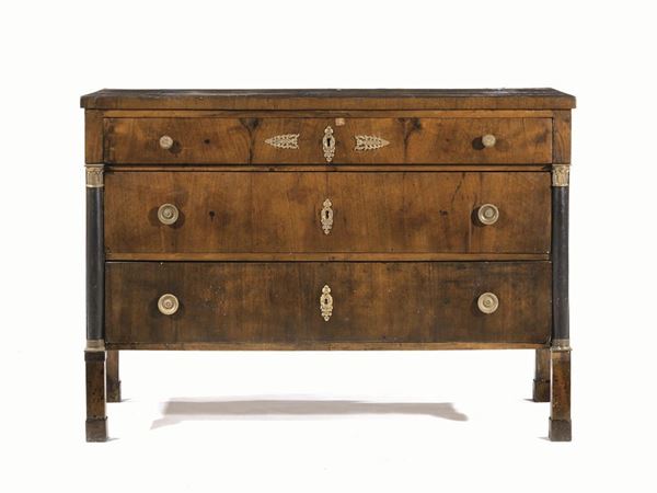 Cassettone, Toscana, epoca Impero, prima metÃ  sec. XIX, in radica di noce, piano rettangolare, un sottile cassetto aggettante nella fascia e due sottostanti, fronte inquadrato da semicolonne ebanizzate, piedi a plinto, cm 129x56x90, alcuni danni e mancanze
