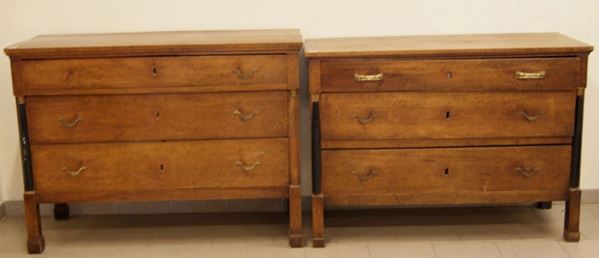 Coppia di cassettoni, Tardo Impero, sec. XIX, in noce, a tre cassetti, con colonne laterali (una mancante), cm 133x57x98 e cm 129x56x93, difetti e mancanze(2)