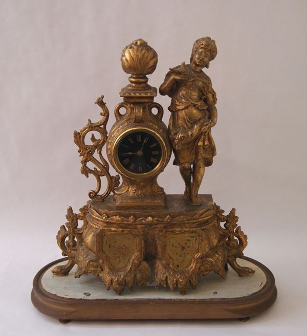 Orologio da tavolo, sec. XX, in gelamina, con figura femminile su base in legno, cm 40 x49, difetti