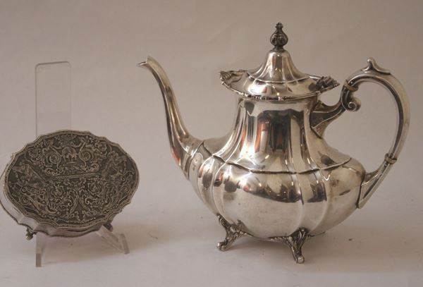 Teiera, in argento sterling, e Portagioie, in argento cesellato, tot. gr. 980 lordi(2)