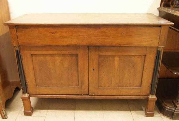 Credenza, Toscana, sec. XIX, in noce, a due sportelli, un cassetto, colonne laterali, cm 142x58x95