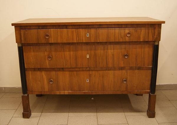 Cassettone, Toscana, sec. XIX, in noce, a tre cassetti, colonne laterali ebanizzate, cm 140x58x98