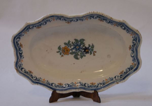 Vassoio, Marche, sec. XVIII, in maiolica decorata a fiori, cm 20x30, difetti