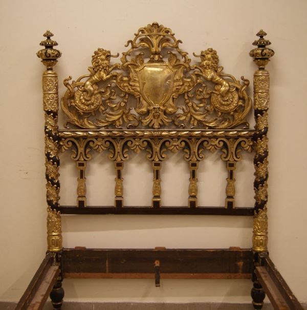 Letto, Lucca, sec. XVIII, con testata in legno intagliato e dorato, cimasa con leoni e stemma, colonne laterali, completo di fascia e finale, cm 137x217x185, parti dorate restaurate