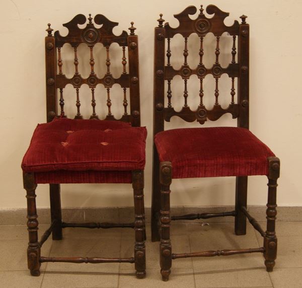 Coppia di sedie, Toscana, sec. XVIII, in noce, con spalliera a birilli, seduta ricoperta in velluto rosso(2)