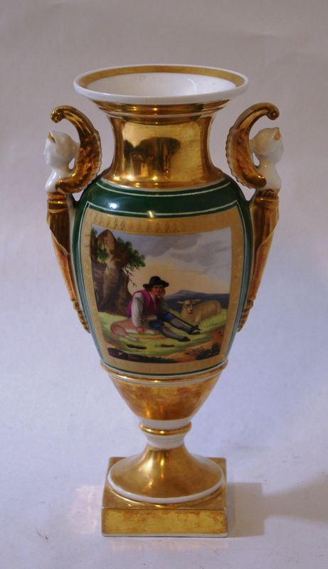 Vaso, Francia, sec. XX, in porcellana policroma con decori oro e figure, anse a forma di figure alate, cm 27