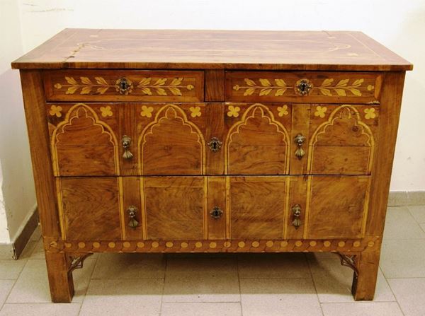 Cassettone, Italia centrale, sec. XIX, in noce intarsiato in acero, con motivi neogotici, a quattro cassetti, cm 128x65x92