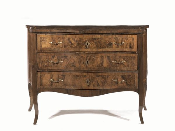 Cassettone, Toscana, seconda metÃ  sec. XVIII, in radica di noce intarsiata a nastrino e olivo, piano sagomato, fronte e fianchi mossi, tre cassetti con specchiature in radica, pendaglina sagomata frontale e laterale, alte gambe sinuose, cm 142x62x97