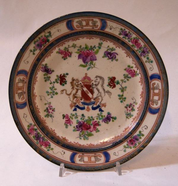 Piatto, Francia, sec. XVIII, in porcellana, cavetto decorato da stemma, diametro cm 24