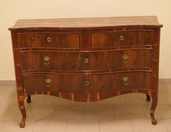 Cassettone, Toscana, sec. XVIII, in legno di noce, a quattro cassetti, fronte e fianchi mossi, cm 127x58x92