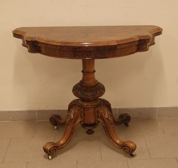 Tavolo da gioco, Inghilterra, sec. XIX, in radica di noce, piano apribile, fusto centrale tornito, cm 96x49x72