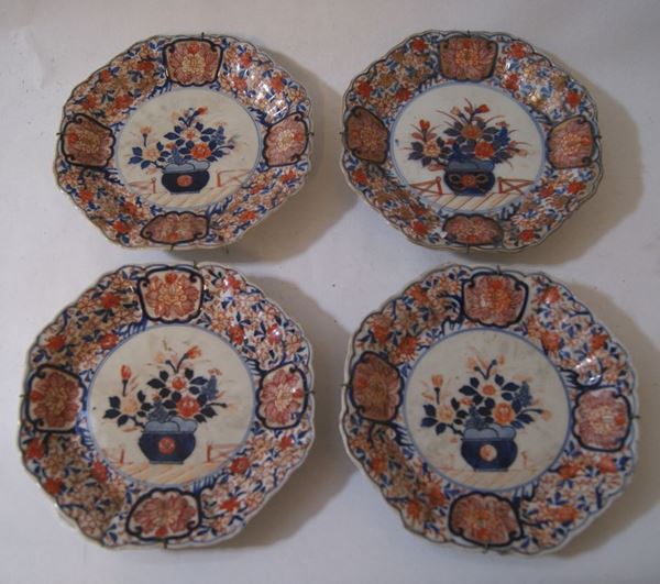 Quattro piatti, Giappone, fine sec. XVIII, in porcellana Imari, diametro cm 19(4)
