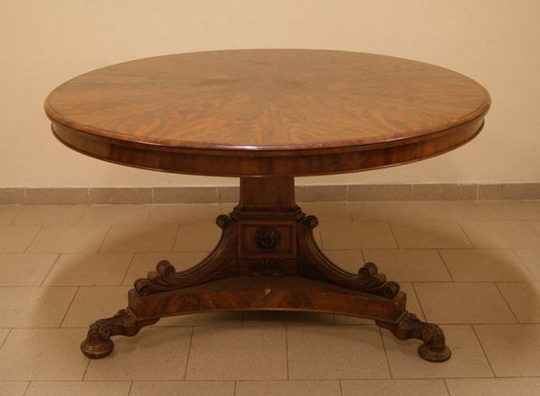 Tavolo da pranzo, Inghilterra, sec. XIX, in mogano, con base a tripode, piano rotondo, cm 136x75
