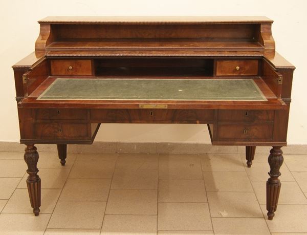 Scrivania, Inghilterra, sec. XIX, in mogano, con gambe tornite e scanalate, sei cassetti di cui uno con scarabattolo ad uso di scrivania, alzata con vani a giorno, cm 140x78x103