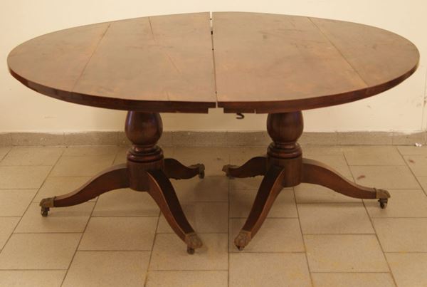Tavolo tondo, Inghilterra, sec. XIX, in mogano, formato da due console, su gamba tornita, diametro 161x74