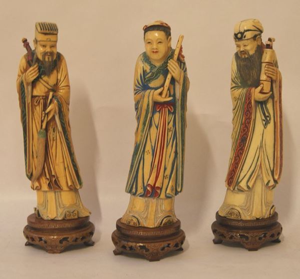 Tre sculture, Cina, sec. XIX, in avorio, raffiguranti FIGURE, su basi in legno, alt.cm 26 senza base(3)