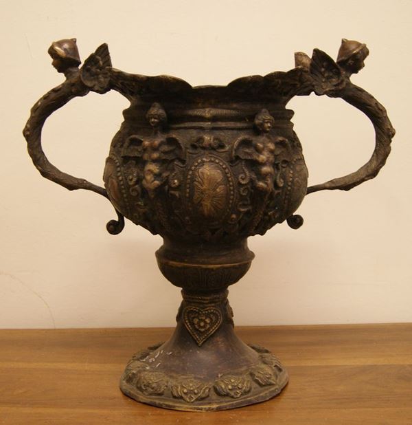 Grande vaso, sec. XX, in bronzo decorato a figure alate e fiori, cm 70x60