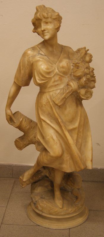Scultura, sec. XX, in alabastro, raffigurante FIGURA FEMMINILE CON FIORI, alt. cm 94, base con rotture e mancanze