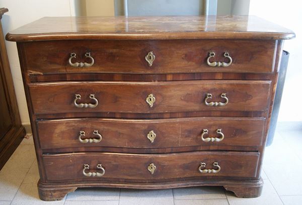 Cassettone, Piemonte, sec. XVIII, in noce, fronte mosso, a quattro cassetti, piano sagomato, cm 132x59x93, restauri