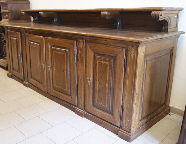 Credenza, Calabria, sec. XVIII, in noce, a quattro sportelli, con alzata, cm 270x85x120, restauri